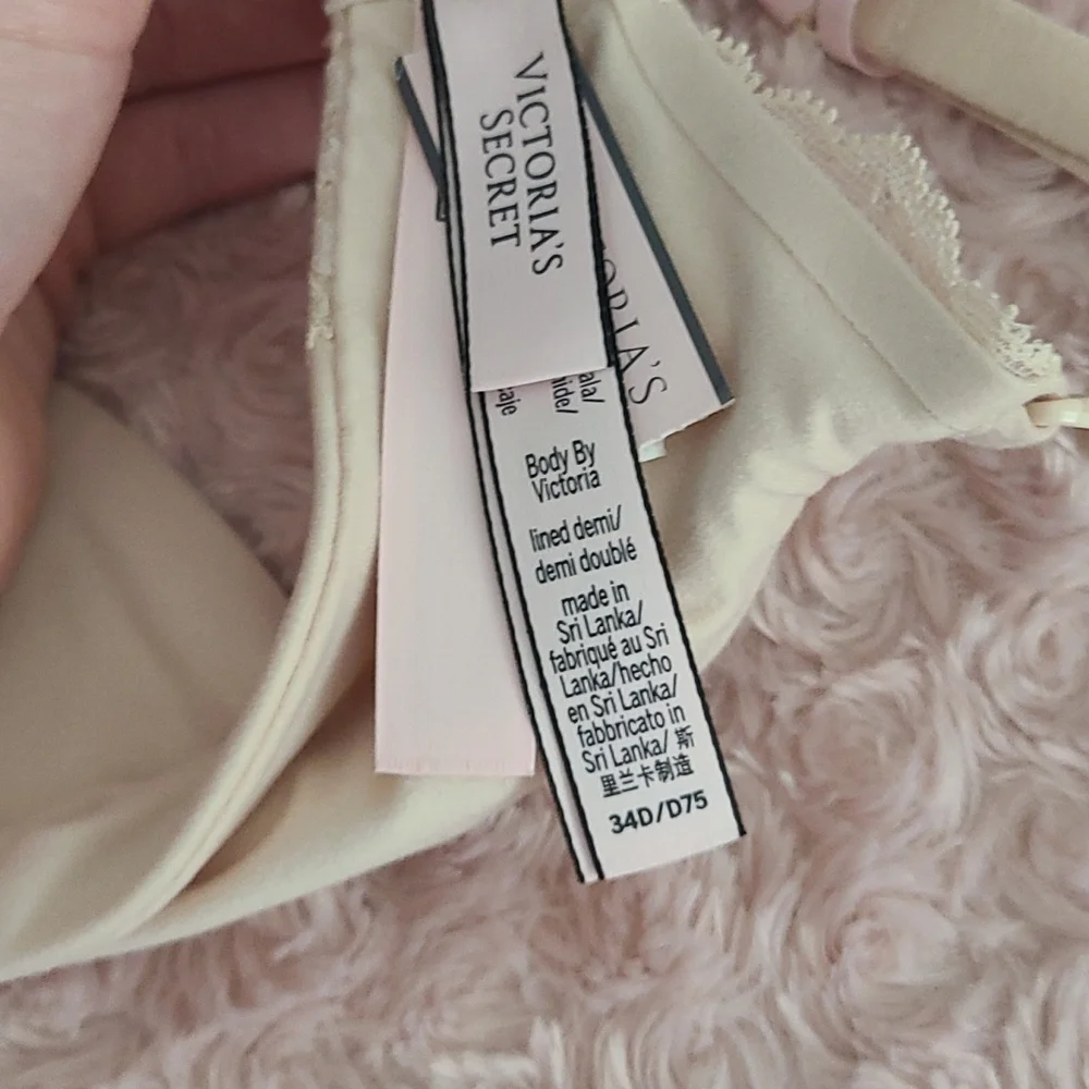 Body by Victoria Lightly Lined Smooth & Lace Demi Bra - Picture 4 of 5